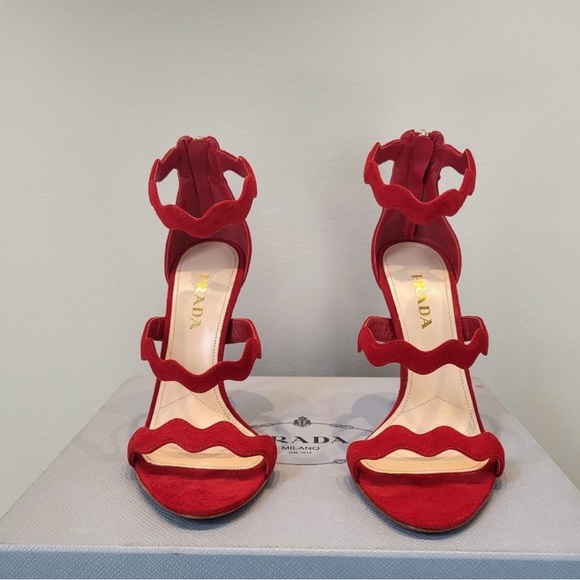 COPY - COPY - NIB Red Scallop heels - Picture 2 of 8